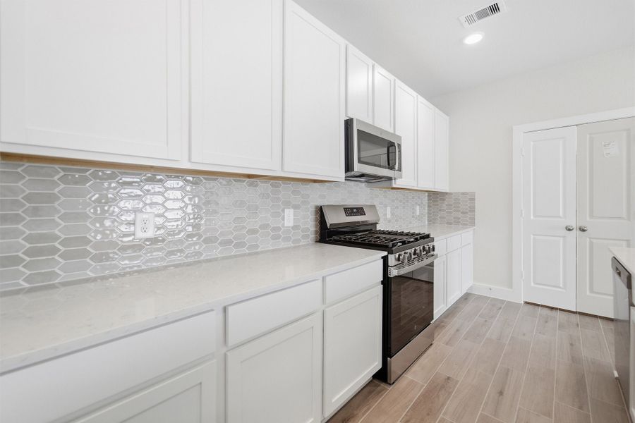 Furnished interior view inside a new home in Pecan Estates, Crosby (Image 10).