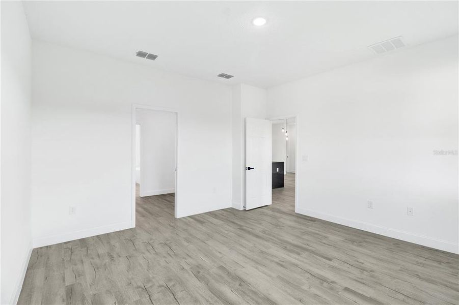 Spacious, unfurnished interior of a new home in , Ocala (Image 11).