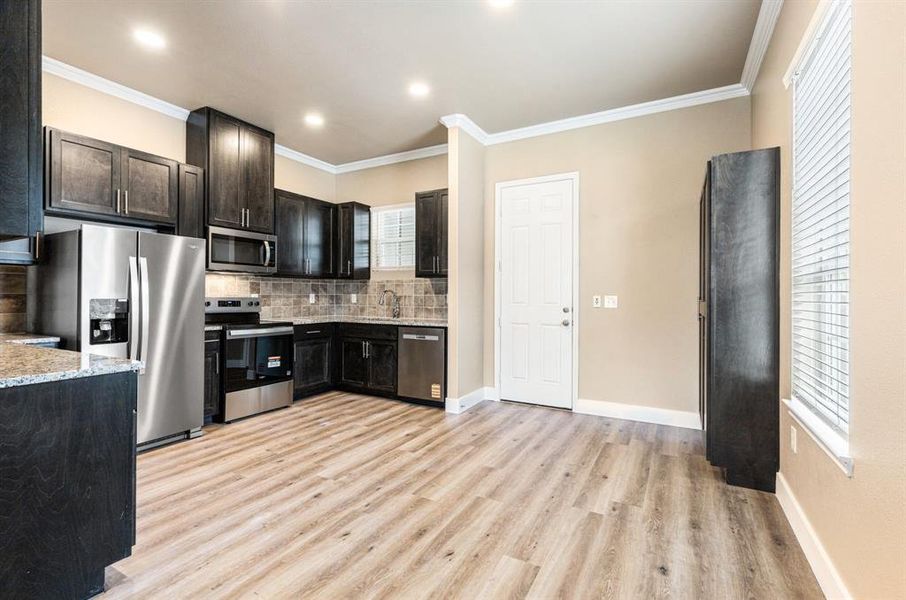 Spaciousxx dining open to kitchen will all stainless appliances