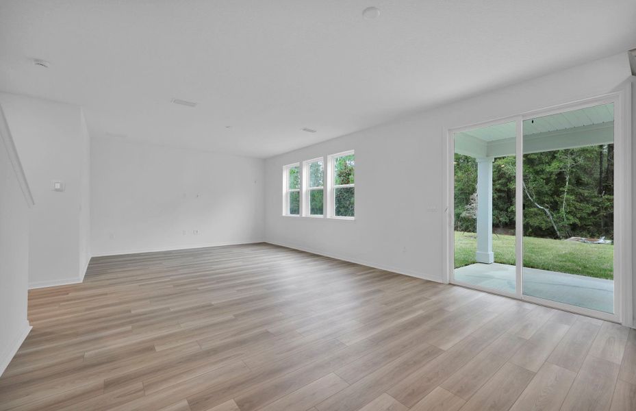 Spacious, unfurnished interior of a new home in Hyland Trail, Green Cove Springs (Image 19).