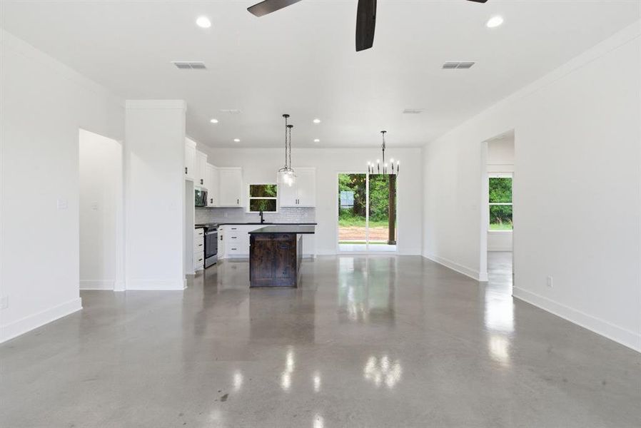 Spacious, unfurnished interior of a new home in , Weatherford (Image 18).