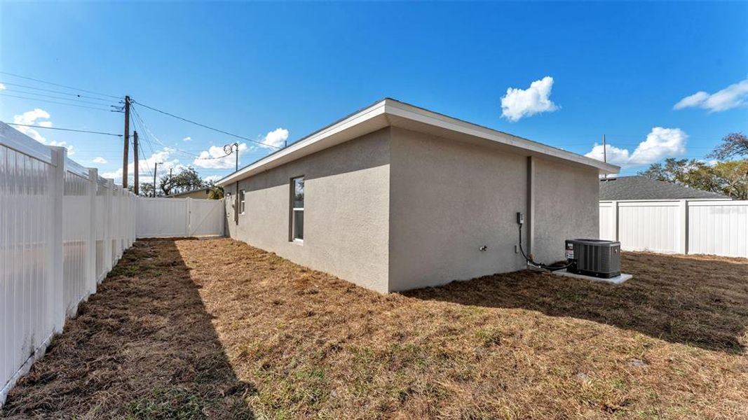 Exterior details and patio area of a home in , Winter Haven (Image 15).