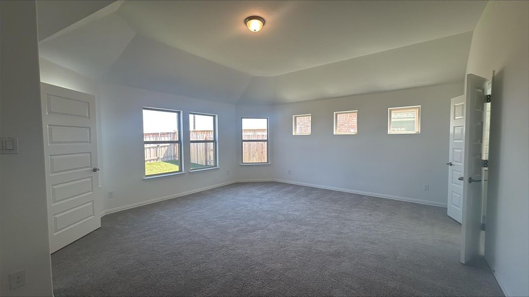Spacious, unfurnished interior of a new home in Sunfield, Buda (Image 5).