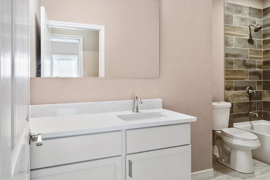 Furnished interior view inside a new home in , Corsicana (Image 8).
