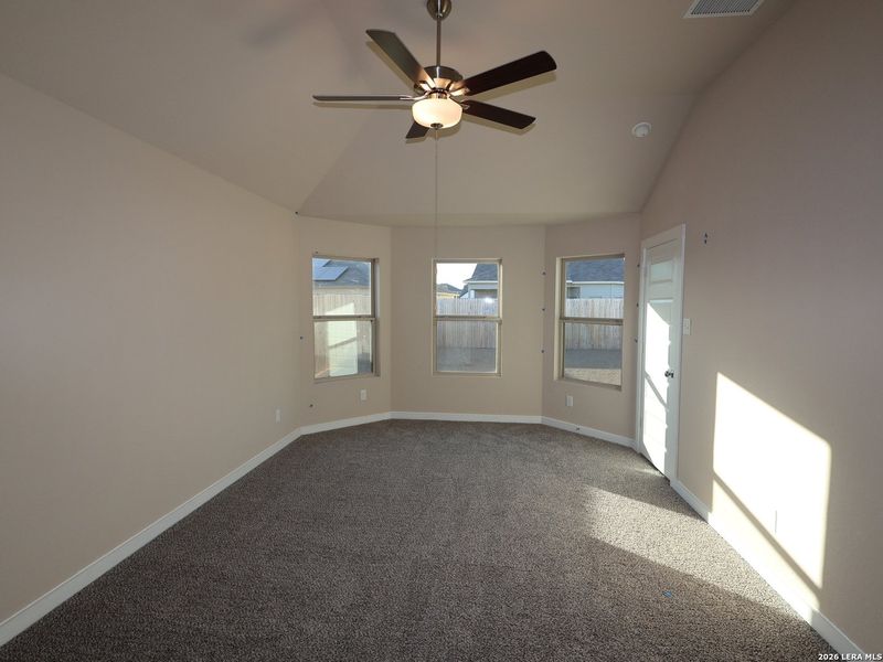 Spacious, unfurnished interior of a new home in Cinco Lakes, San Antonio (Image 23).