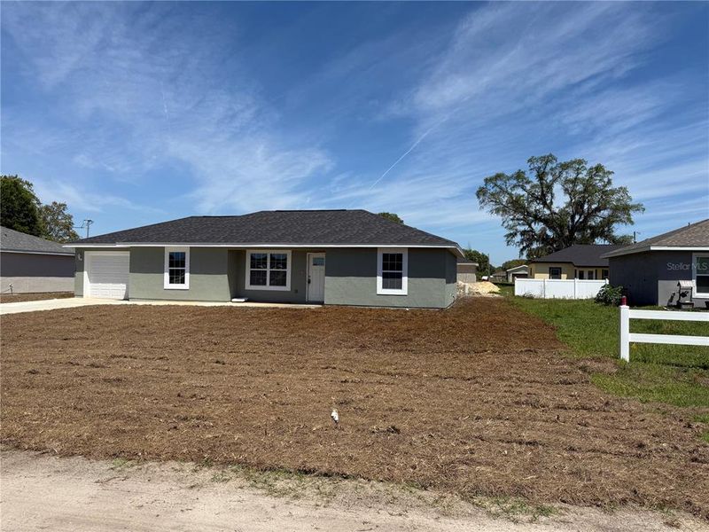 Exterior details and patio area of a home in , Dunnellon (Image 13).