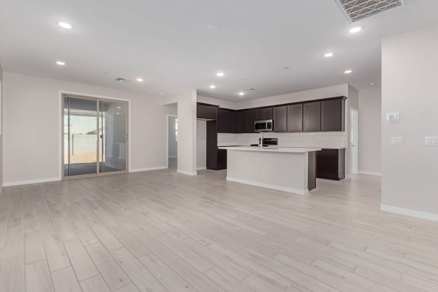 Spacious, unfurnished interior of a new home in Sunrise, Surprise (Image 13).