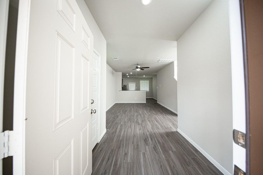 Spacious, unfurnished interior of a new home in Mackenzie Creek, Conroe (Image 12).