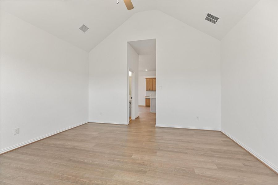 Spacious, unfurnished interior of a new home in Oakwood Estates, Waller (Image 16).