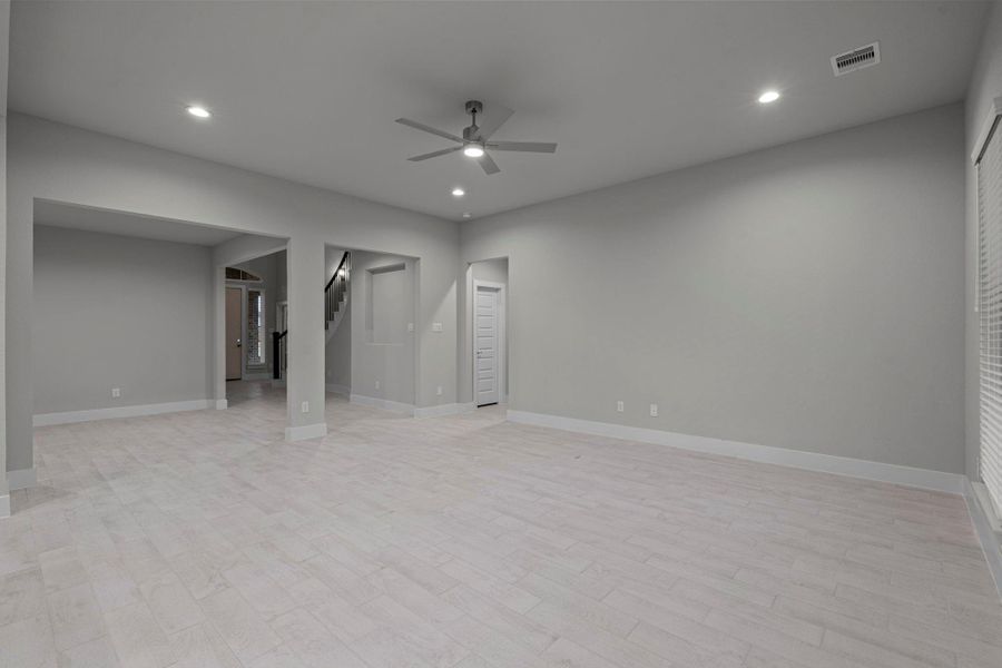 Spacious, unfurnished interior of a new home in Barton Creek Ranch, Conroe (Image 18). Spacious, unfurnished interior of a new home in Barton Creek Ranch, Conroe (Image 18).