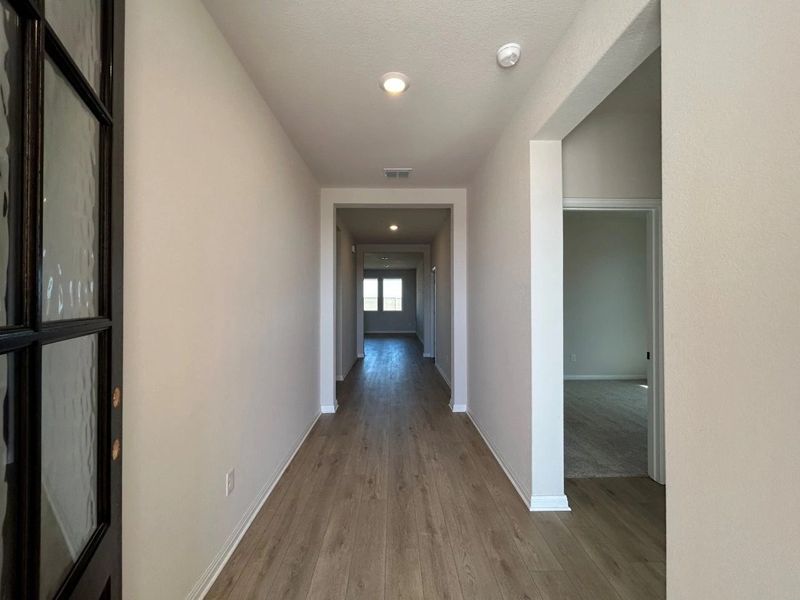 Spacious, unfurnished interior of a new home in Willow Springs, Buda (Image 9).