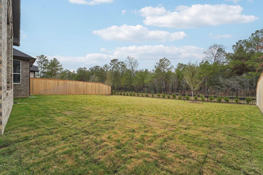 Exterior details and patio area of a home in Kresston, Montgomery (Image 29).