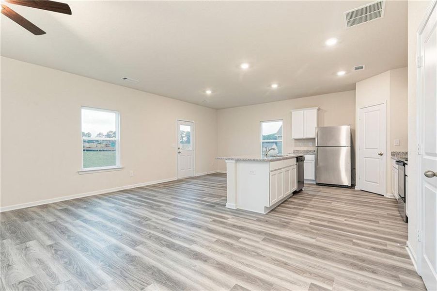 Spacious, unfurnished interior of a new home in Lake Preserve at Jackson Trail, Jefferson (Image 16).
