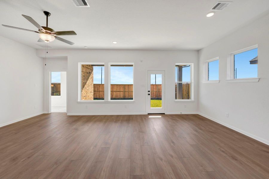 Spacious, unfurnished interior of a new home in The Grand Prairie 50’, Hockley (Image 24).