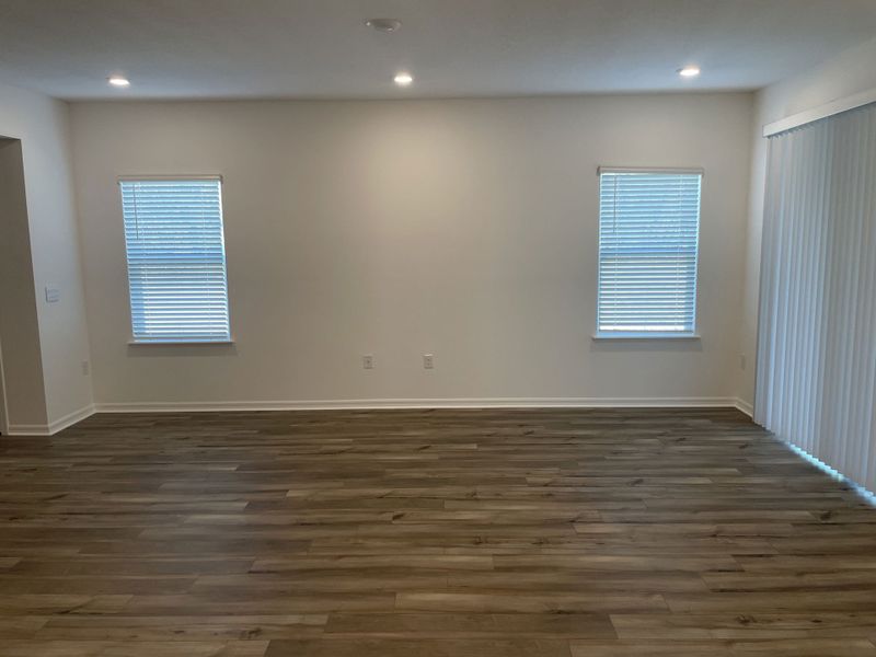 Spacious, unfurnished interior of a new home in Royal Highlands, Weeki Wachee (Image 11).