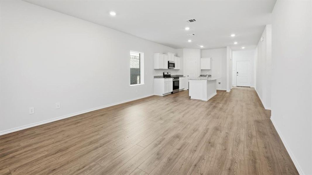 Spacious, unfurnished interior of a new home in Sweetwater Springs, Sherman (Image 27).