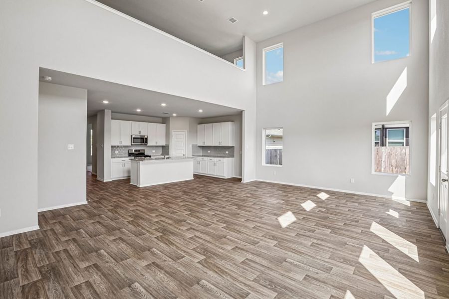 Spacious, unfurnished interior of a new home in Cloverleaf, Austin (Image 15).