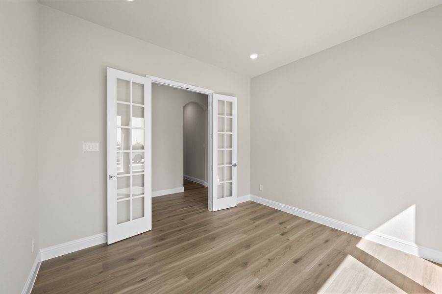 Spacious, unfurnished interior of a new home in Myrtle Creek, Waxahachie (Image 25).