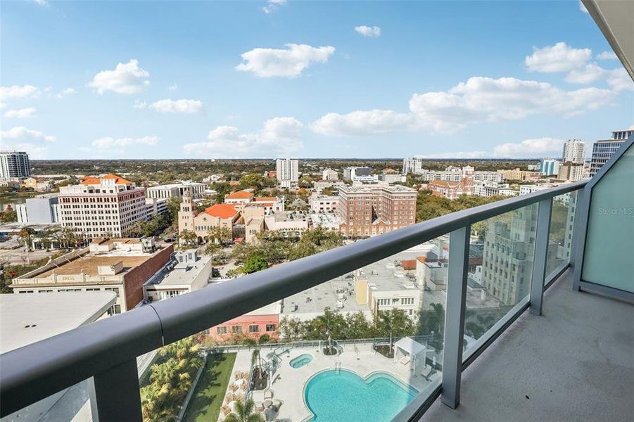 Condo located in St. Petersburg, FL showcasing its design and architecture (Image 3).