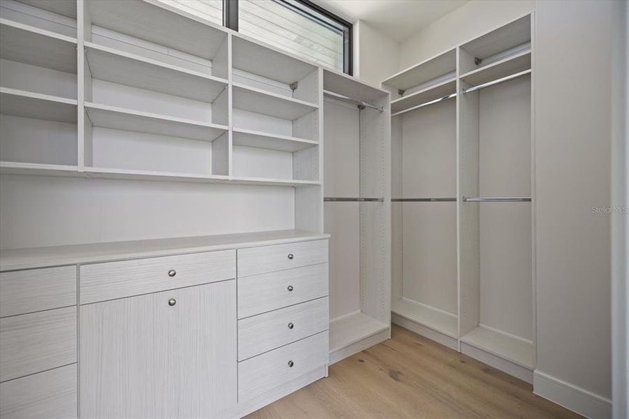 Spacious, unfurnished interior of a new home in , Longboat Key (Image 29).