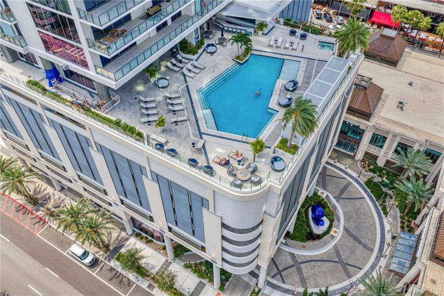 Condo located in St. Petersburg, FL showcasing its design and architecture (Image 34).