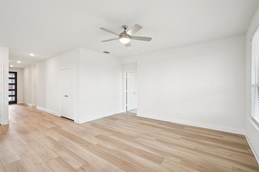 Spacious, unfurnished interior of a new home in Eagle Creek, Denton (Image 12).
