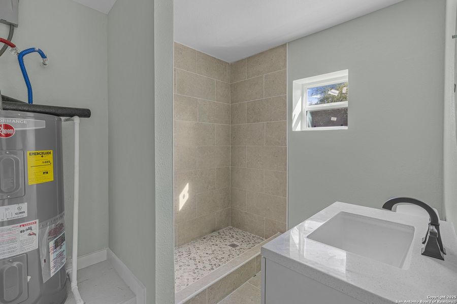 Furnished interior view inside a new home in , Laredo (Image 3).