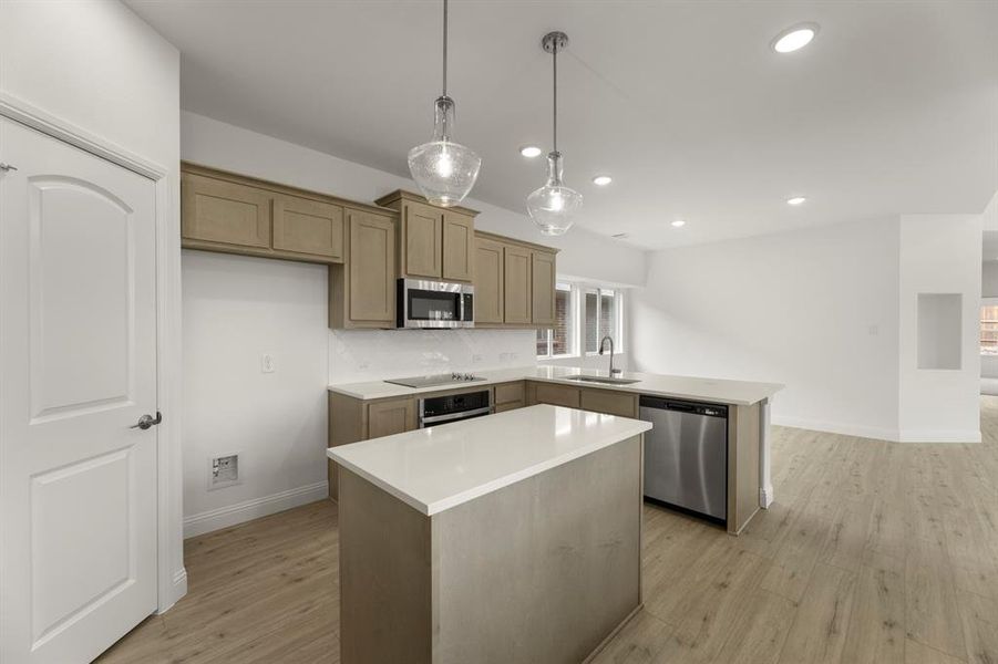 11. 1704 Meadow Crest - Kitchen (3)