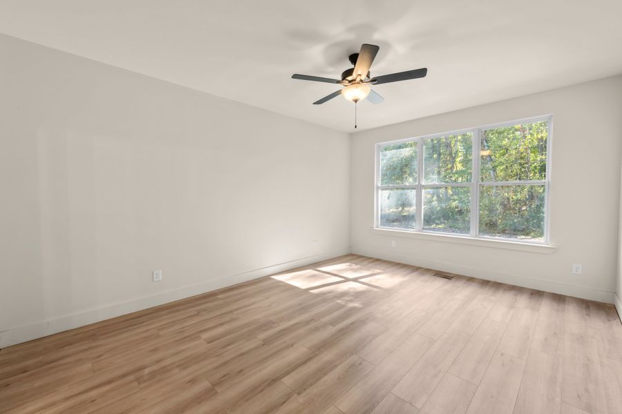 Spacious, unfurnished interior of a new home in Cambria, White House (Image 11).