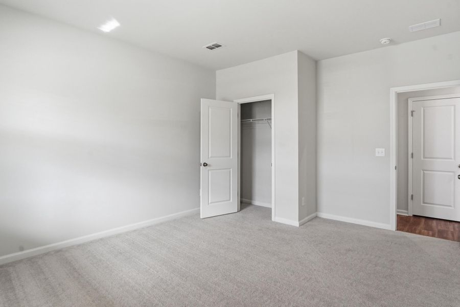Spacious, unfurnished interior of a new home in Sanctuary Cove at Cane Bay, Summerville (Image 45).