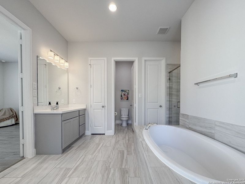 Furnished interior view inside a new home in Cibolo Canyons 50', San Antonio (Image 7). Furnished interior view inside a new home in Cibolo Canyons 50', San Antonio (Image 7).