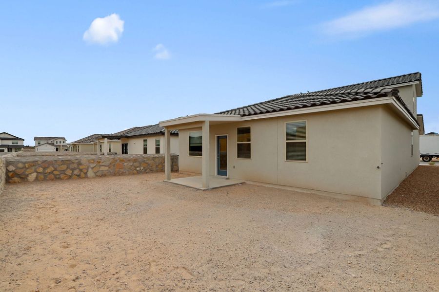 Exterior details and patio area of a home in Paseos Del Este, Horizon City (Image 4).