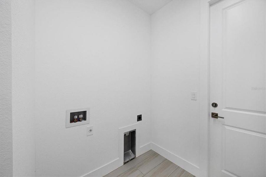 Spacious, unfurnished interior of a new home in , North Port (Image 23).
