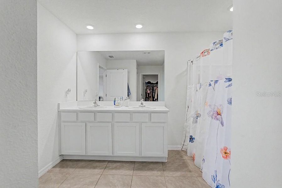 Furnished interior view inside a new home in , Alachua (Image 19).