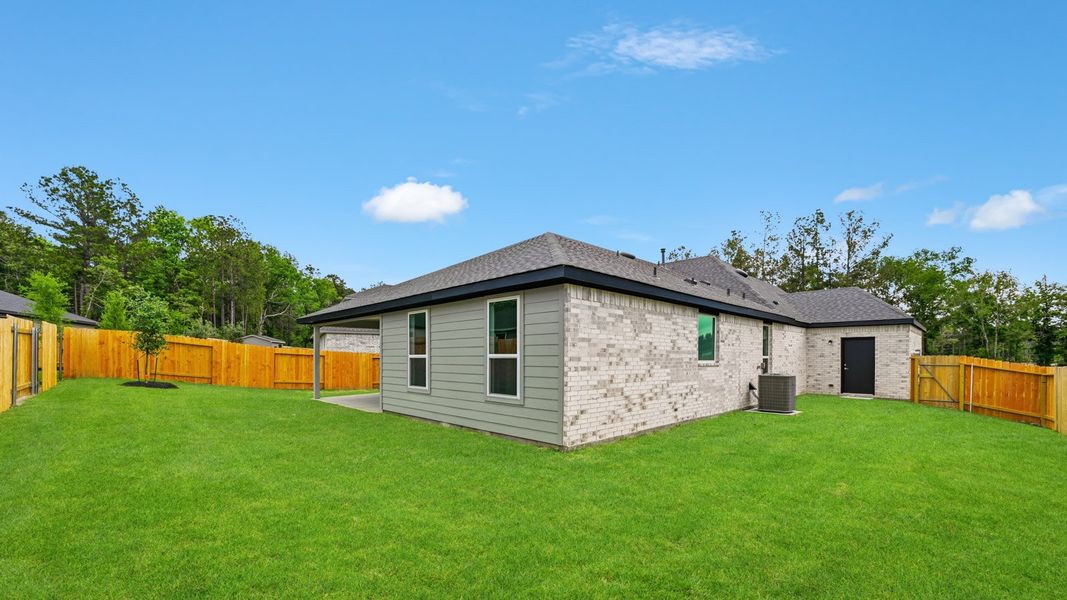 Exterior details and patio area of a home in Silverthorne, Conroe (Image 3).