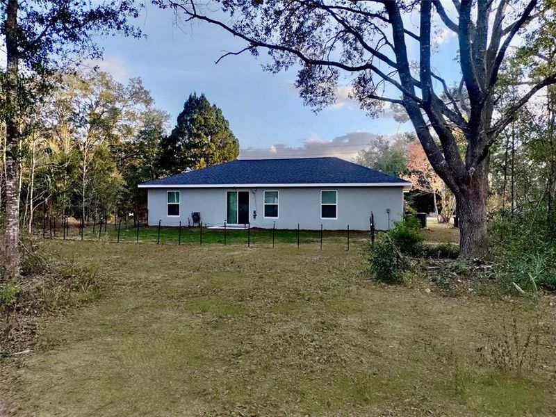 Exterior details and patio area of a home in , Dunnellon (Image 20).