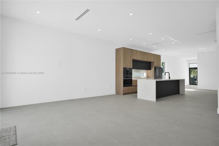 Spacious, unfurnished interior of a new home in , Miami (Image 27).