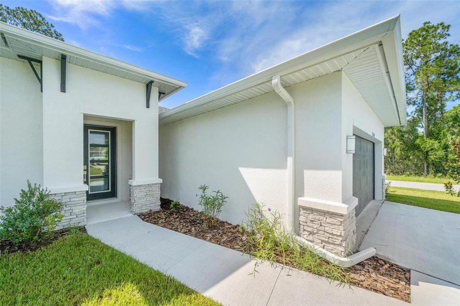 Exterior details and patio area of a home in , Cape Coral (Image 24).