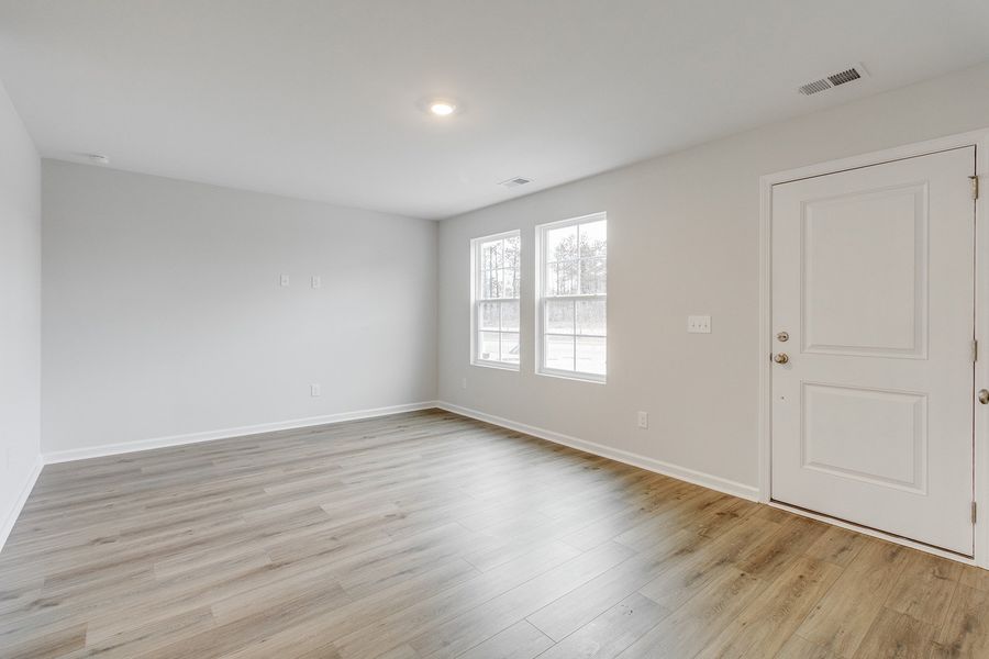 Spacious, unfurnished interior of a new home in Astoria, Columbia (Image 14).