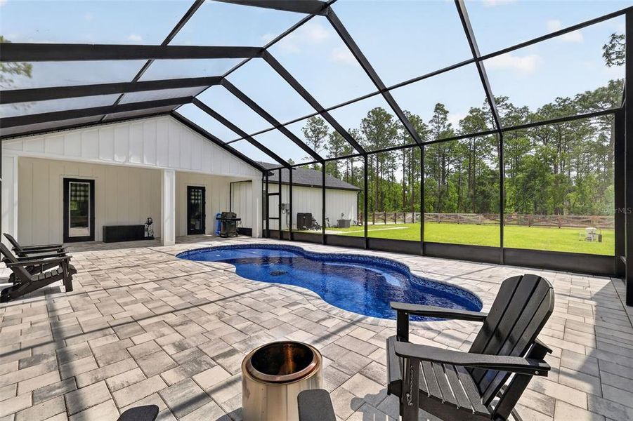 Exterior details and patio area of a home in , Dunnellon (Image 29).