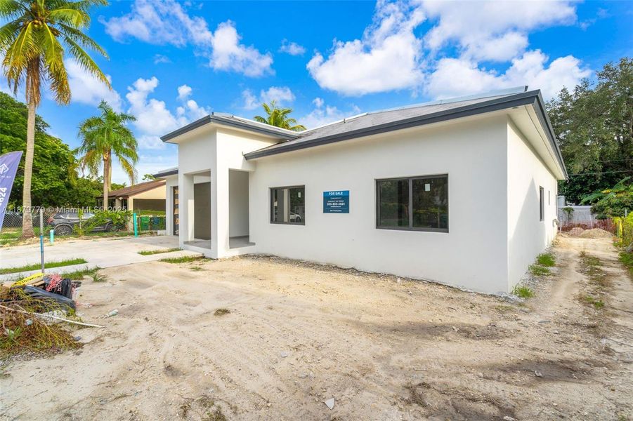 Exterior details and patio area of a home in , Miami (Image 4).