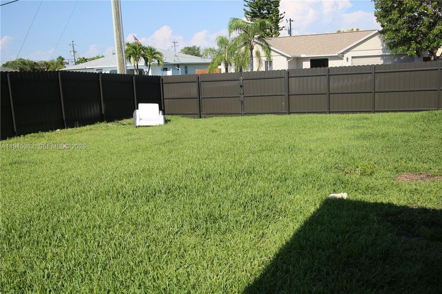 Exterior details and patio area of a home in , Cape Coral (Image 25).