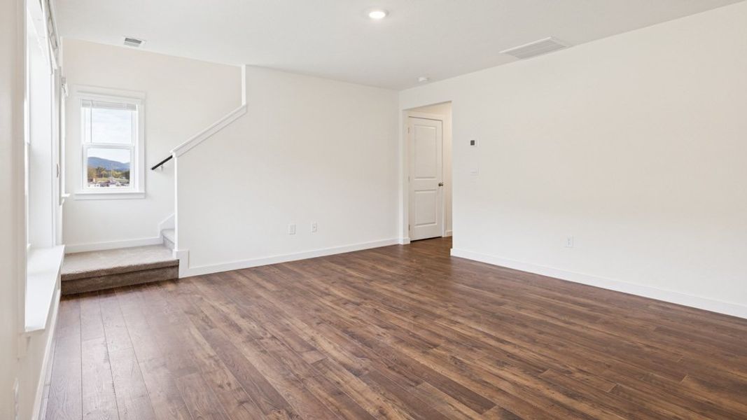 Spacious, unfurnished interior of a new home in Emory Creek, Harriman (Image 11).