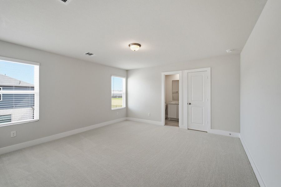 Spacious, unfurnished interior of a new home in Sunfield, Buda (Image 61).