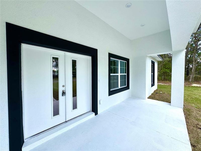 Exterior details and patio area of a home in , Citrus Springs (Image 2).