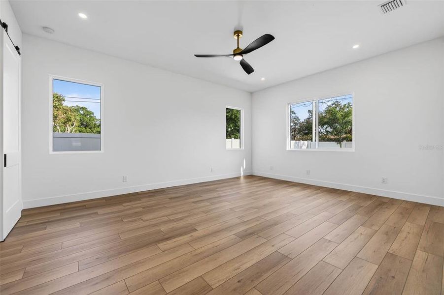 Spacious, unfurnished interior of a new home in , St. Petersburg (Image 19).