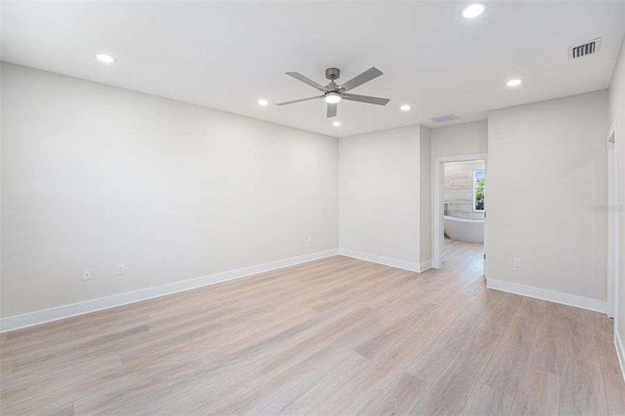 Spacious, unfurnished interior of a new home in , Largo (Image 18).
