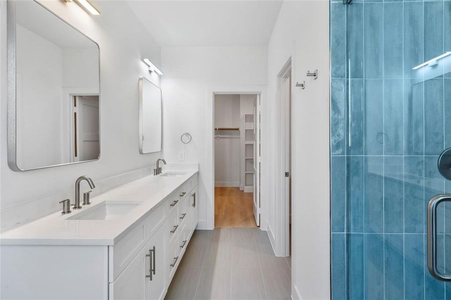 Furnished interior view inside a new home in , Farmers Branch (Image 9).