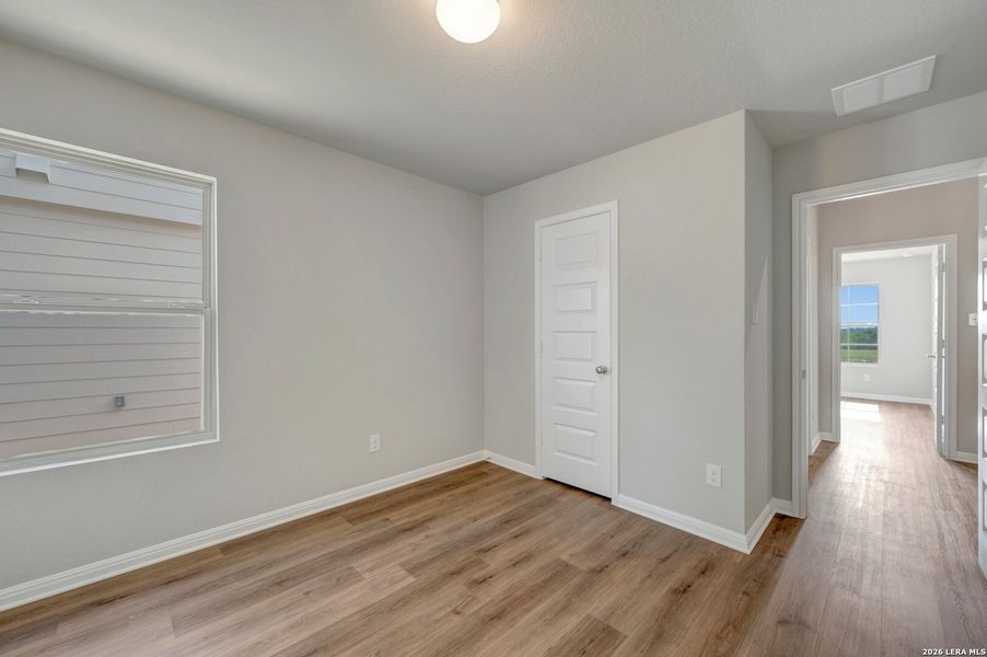 Spacious, unfurnished interior of a new home in Mesquite Ridge, San Antonio (Image 17).