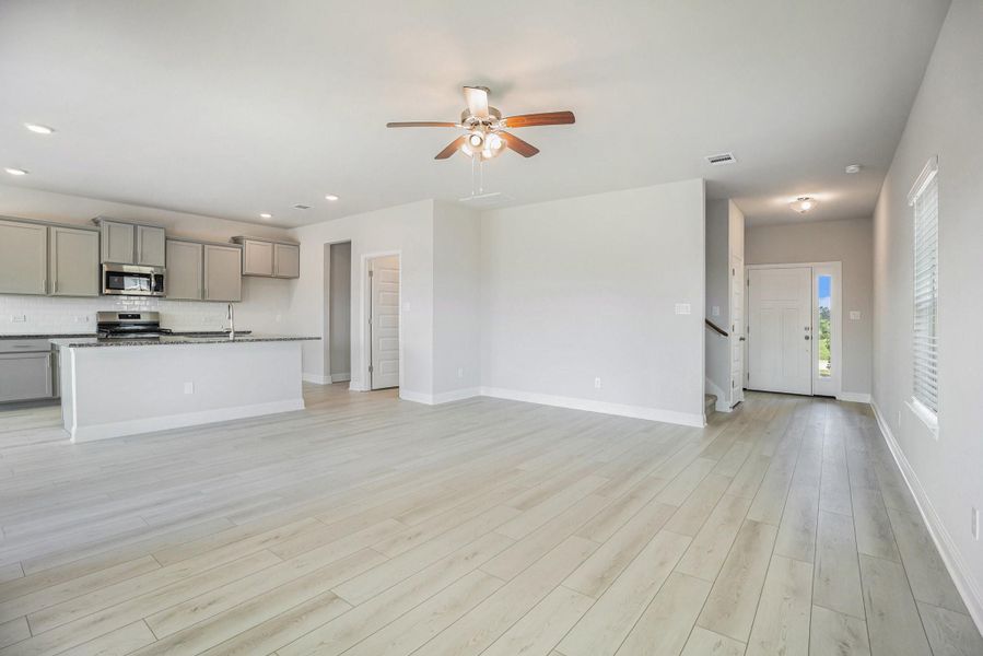 Spacious, unfurnished interior of a new home in Bayou Maison, Dickinson (Image 8).